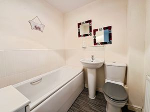 Family Bathroom - click for photo gallery